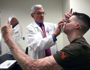 Dr Timothy Miller, kap UCLA ta 'kirurġija plastika & reconstructive, teżamina Corporal Aaron Mankin qabel il-kirurġija fuq Oct.1, 2007 (Korteżija ta Reed Hutchinson / UCLA Medical Center)