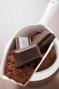 Pieces of chocolate and cocoa powder in scoop and bowl (Photocollection, Getty Images)