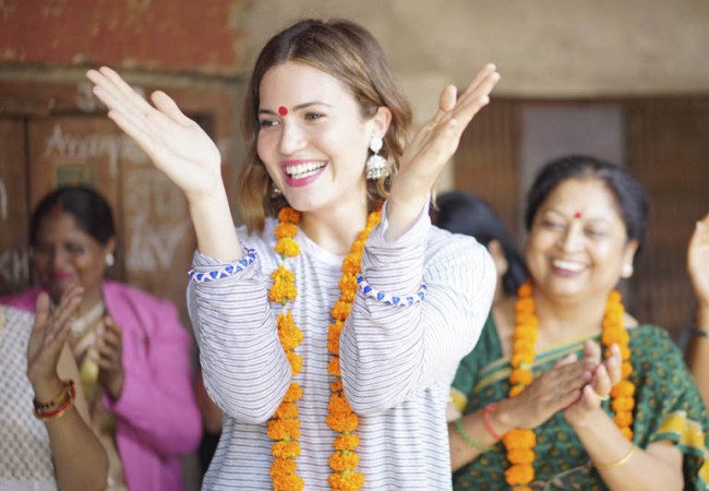 Actress, singer-songwriter and PSI Global Ambassador Mandy Moore arrived to music and celebration at a community meeting in Samodhipur, Indira Nagar, an urban slum in Lucknow. The women gather monthly to hear from a doctor monthly.