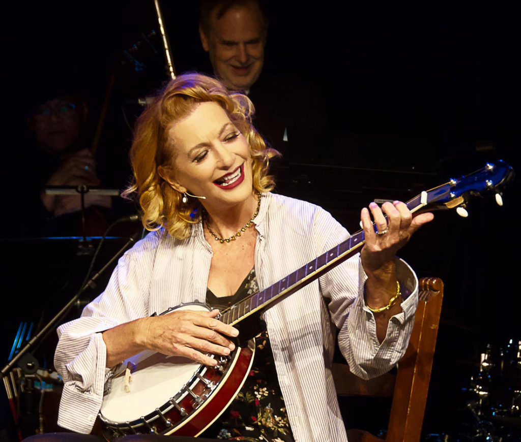 Kiki-Ebsen-playing-the-banjo-honoring-Jed-Clampett