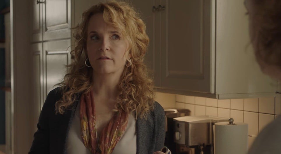 Lea-Thompson-plays-Sierras-mom-in-Sierra-Burgess-Loser